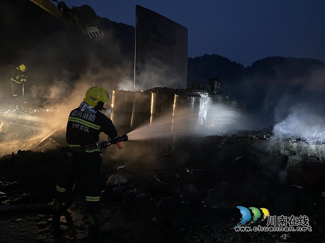瀘州：貨車高速路隧道入口起火燃燒，消防出動(dòng)“水龍”滅火(圖5)