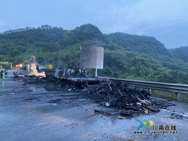 瀘州：貨車高速路隧道入口起火燃燒，消防出動(dòng)“水龍”滅火(圖9)