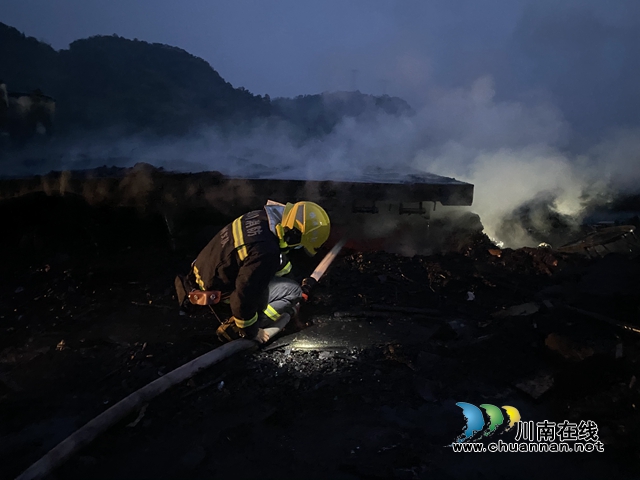 瀘州：貨車高速路隧道入口起火燃燒，消防出動(dòng)“水龍”滅火(圖7)