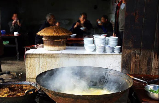 “蒼蠅館子”藏“大名堂”，豆花飯餐館里竟有“那種服務(wù)”(圖2)