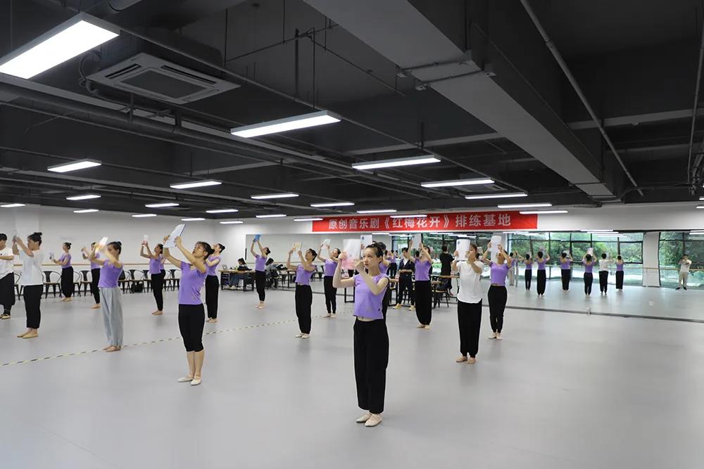 原創(chuàng)音樂劇《紅梅花開》進(jìn)入緊張排練階段，計劃下月正式公演(圖1)