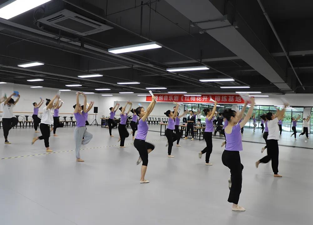 原創(chuàng)音樂劇《紅梅花開》進(jìn)入緊張排練階段，計劃下月正式公演(圖2)
