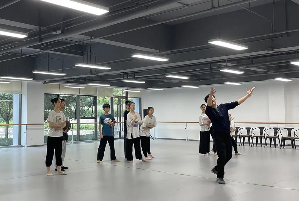 原創(chuàng)音樂劇《紅梅花開》進(jìn)入緊張排練階段，計劃下月正式公演(圖3)