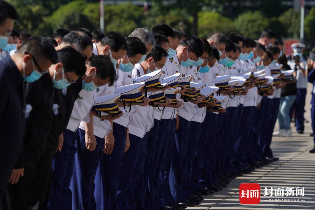 送英雄最后一程！內(nèi)江人民觀看直播悼念機(jī)長(zhǎng)劉洪(圖4)