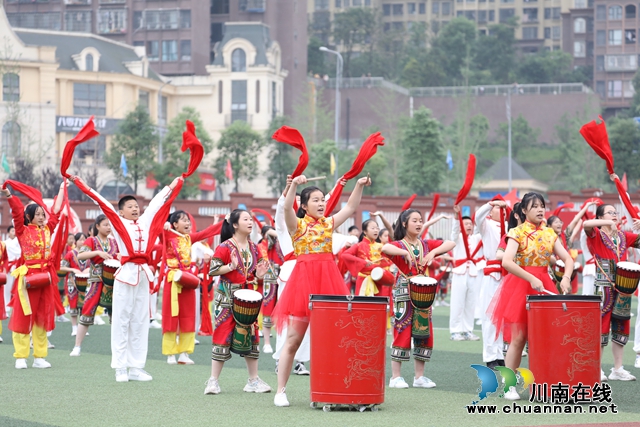 龍馬潭這場(chǎng)8000余名師生參與的活動(dòng)，讓全國(guó)知名專(zhuān)家數(shù)度哽咽！(圖4)