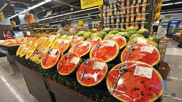 【分享】水果店為什么喜歡把西瓜切一半賣(mài)？背后“貓膩”可不小……(圖2)
