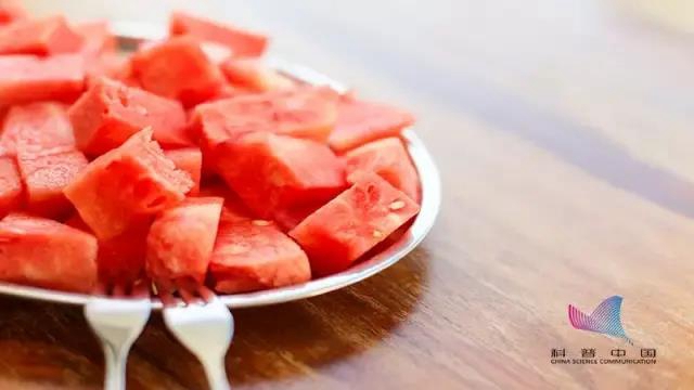 【分享】水果店為什么喜歡把西瓜切一半賣(mài)？背后“貓膩”可不小……(圖3)