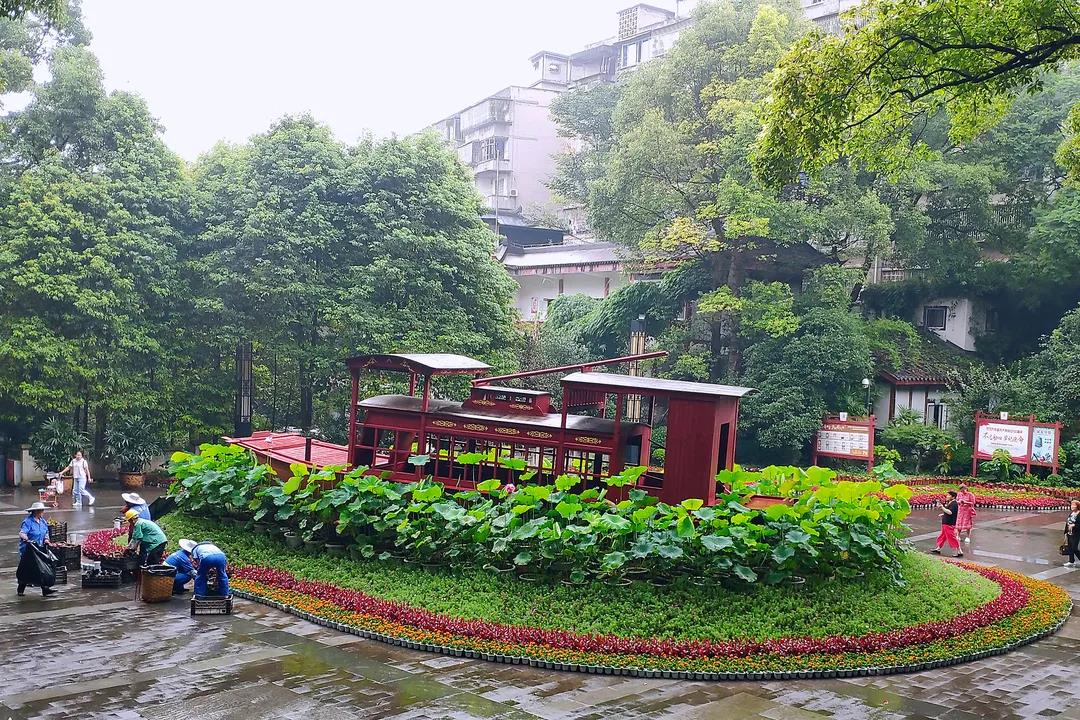 紅船亮相、鮮花裝飾……瀘州忠山公園、百子圖、大梯步“七一”氛圍濃(圖1)