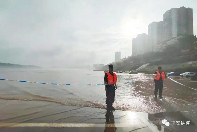 納溪：江水上漲淹沒停車場，民警及時救助涉水車輛(圖2)