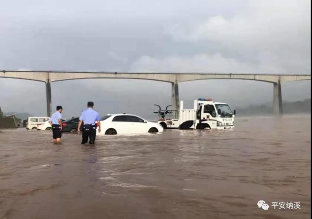 納溪：江水上漲淹沒停車場，民警及時救助涉水車輛(圖1)