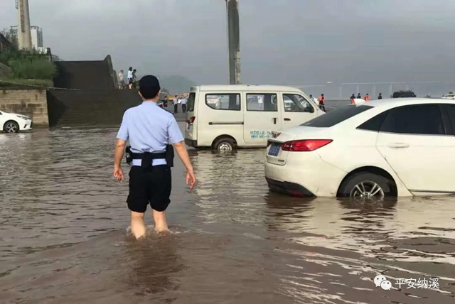 納溪：江水上漲淹沒停車場，民警及時救助涉水車輛(圖3)