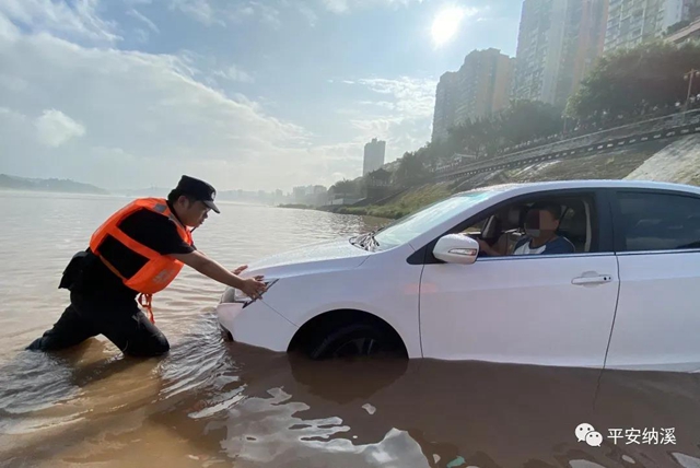 納溪：江水上漲淹沒停車場，民警及時救助涉水車輛(圖4)