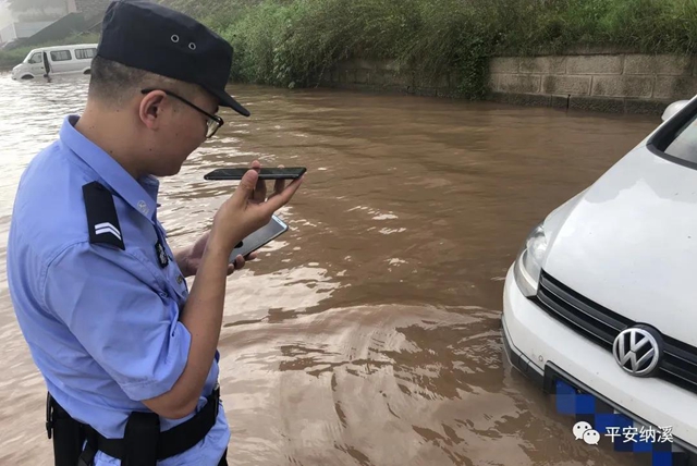 納溪：江水上漲淹沒停車場，民警及時救助涉水車輛(圖6)