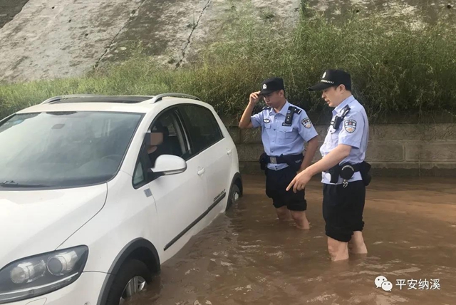 納溪：江水上漲淹沒停車場，民警及時救助涉水車輛(圖5)