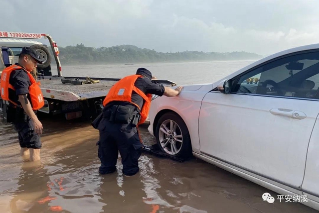 納溪：江水上漲淹沒停車場，民警及時救助涉水車輛(圖7)