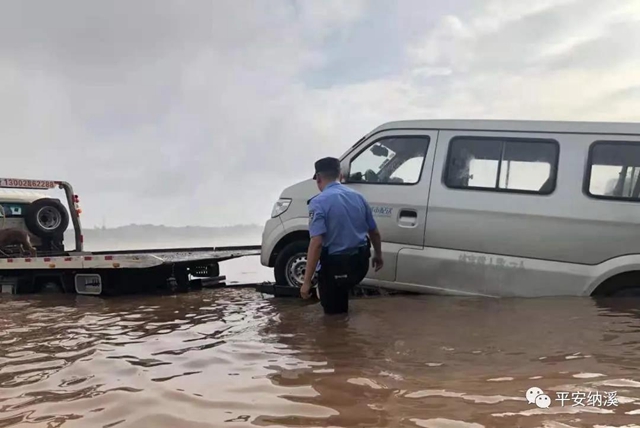 納溪：江水上漲淹沒停車場，民警及時救助涉水車輛(圖8)