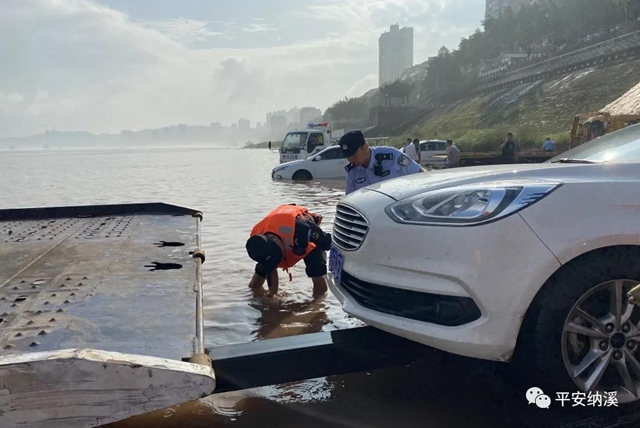 納溪：江水上漲淹沒停車場，民警及時救助涉水車輛(圖9)