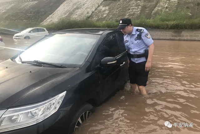 納溪：江水上漲淹沒停車場，民警及時救助涉水車輛(圖10)