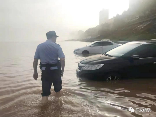 納溪：江水上漲淹沒停車場，民警及時救助涉水車輛(圖12)