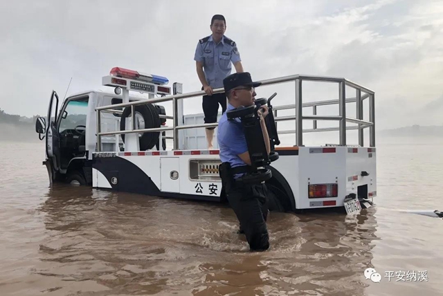 納溪：江水上漲淹沒停車場，民警及時救助涉水車輛(圖11)