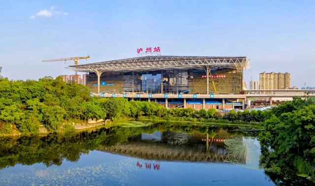 綿瀘高鐵開通運(yùn)營一周，瀘州站客流高峰到發(fā)量超萬人！(圖2)