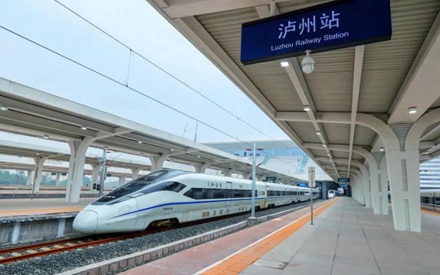 綿瀘高鐵開通運(yùn)營一周，瀘州站客流高峰到發(fā)量超萬人！(圖4)