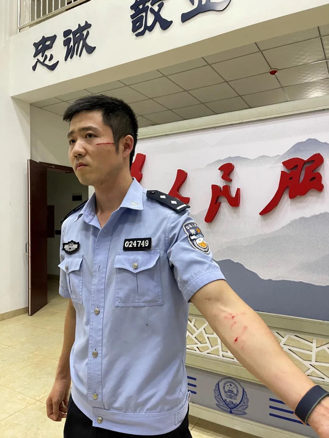 “襲警罪”不是說(shuō)說(shuō)而已！瀘州兩人以身試法已被刑拘！(圖7)