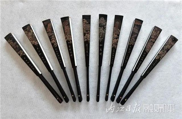 厲害！內(nèi)江老人十把“扇骨雕”濃縮“百年滄?！薄?圖1)