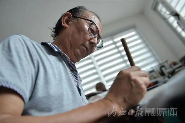 厲害！內(nèi)江老人十把“扇骨雕”濃縮“百年滄?！薄?圖2)