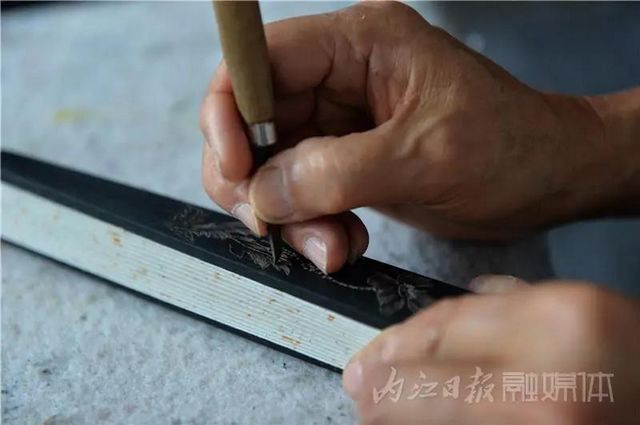 厲害！內(nèi)江老人十把“扇骨雕”濃縮“百年滄?！薄?圖3)