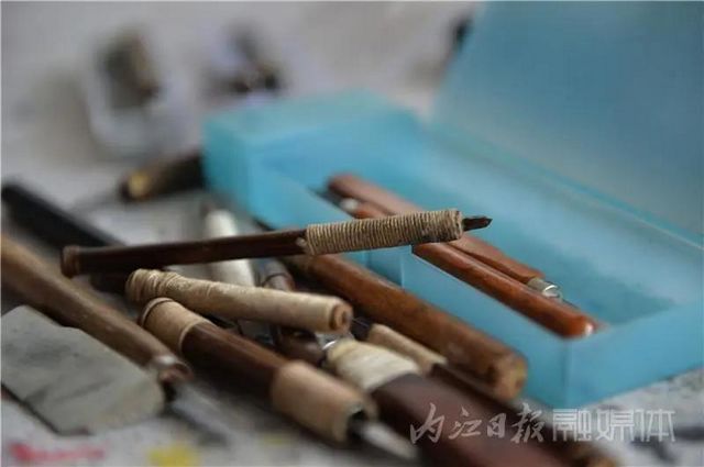 厲害！內(nèi)江老人十把“扇骨雕”濃縮“百年滄桑”——(圖4)