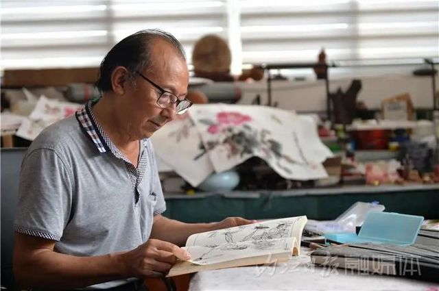 厲害！內(nèi)江老人十把“扇骨雕”濃縮“百年滄桑”——(圖5)