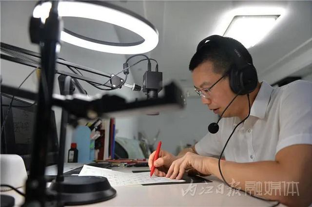 厲害了！內(nèi)江硬筆書法達(dá)人一年多“吸粉”18萬人(圖1)