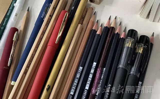 厲害了！內(nèi)江硬筆書法達(dá)人一年多“吸粉”18萬人(圖7)