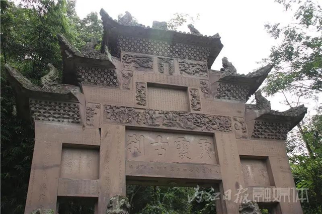 雕刻技藝精湛！內(nèi)江這里居然藏了一座不一樣的百年石牌坊(圖1)
