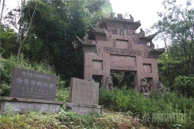 雕刻技藝精湛！內(nèi)江這里居然藏了一座不一樣的百年石牌坊(圖2)