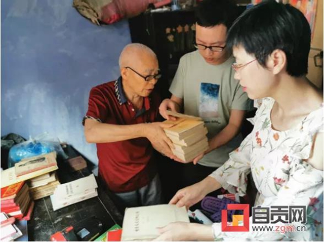贊！自貢這位老人獻出了自己的珍藏，有重要價值(圖1)