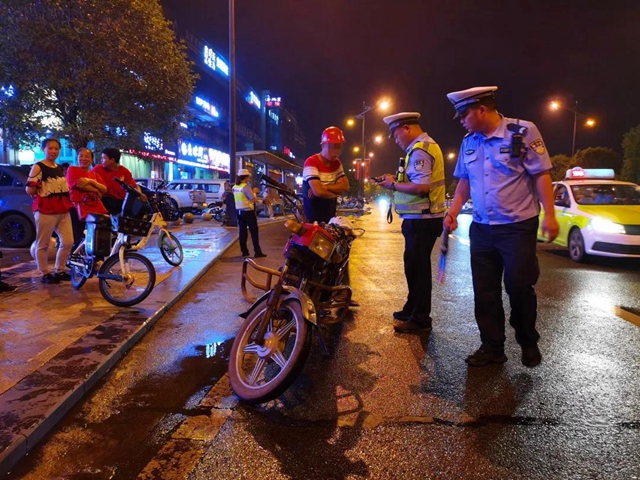 市民怒斥“鮑參子”！昨夜，內(nèi)江交警蘭桂大道“設(shè)伏”再捕“賽摩”(圖7)