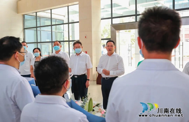 副省長楊興平在合江縣中醫(yī)醫(yī)院看望慰問醫(yī)務(wù)工作者(圖3)