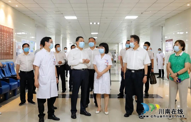 副省長楊興平在合江縣中醫(yī)醫(yī)院看望慰問醫(yī)務(wù)工作者(圖4)