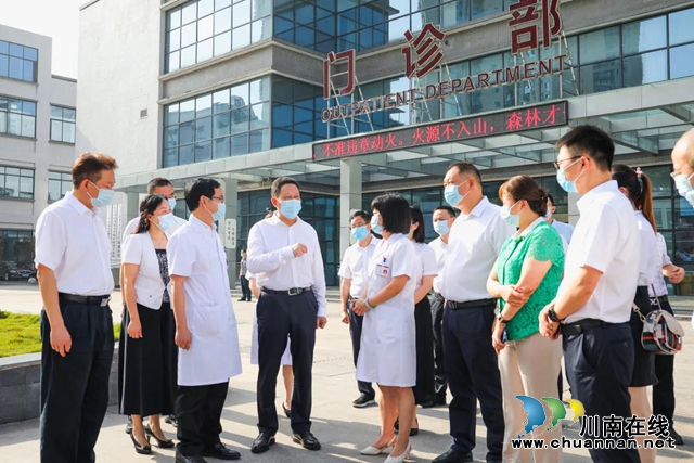副省長楊興平在合江縣中醫(yī)醫(yī)院看望慰問醫(yī)務(wù)工作者(圖6)