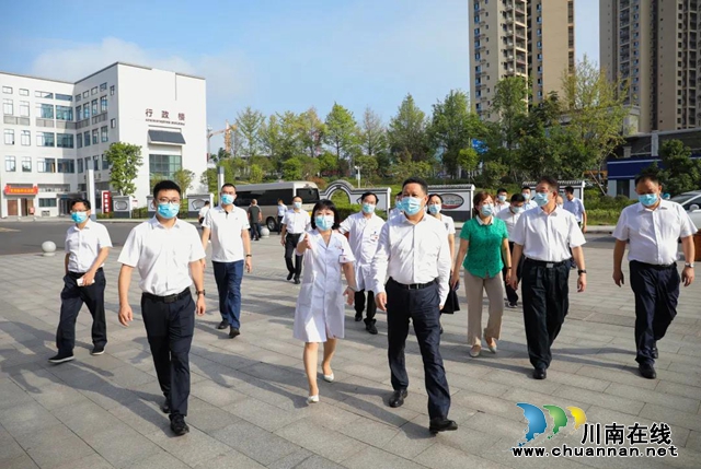 副省長楊興平在合江縣中醫(yī)醫(yī)院看望慰問醫(yī)務(wù)工作者(圖7)