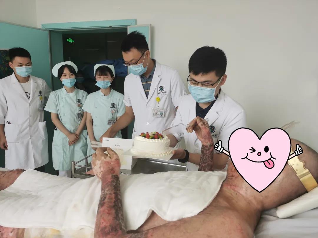 身在異鄉(xiāng)“撿回一條命”的他 度過(guò)了最難忘的一次生日(圖2)