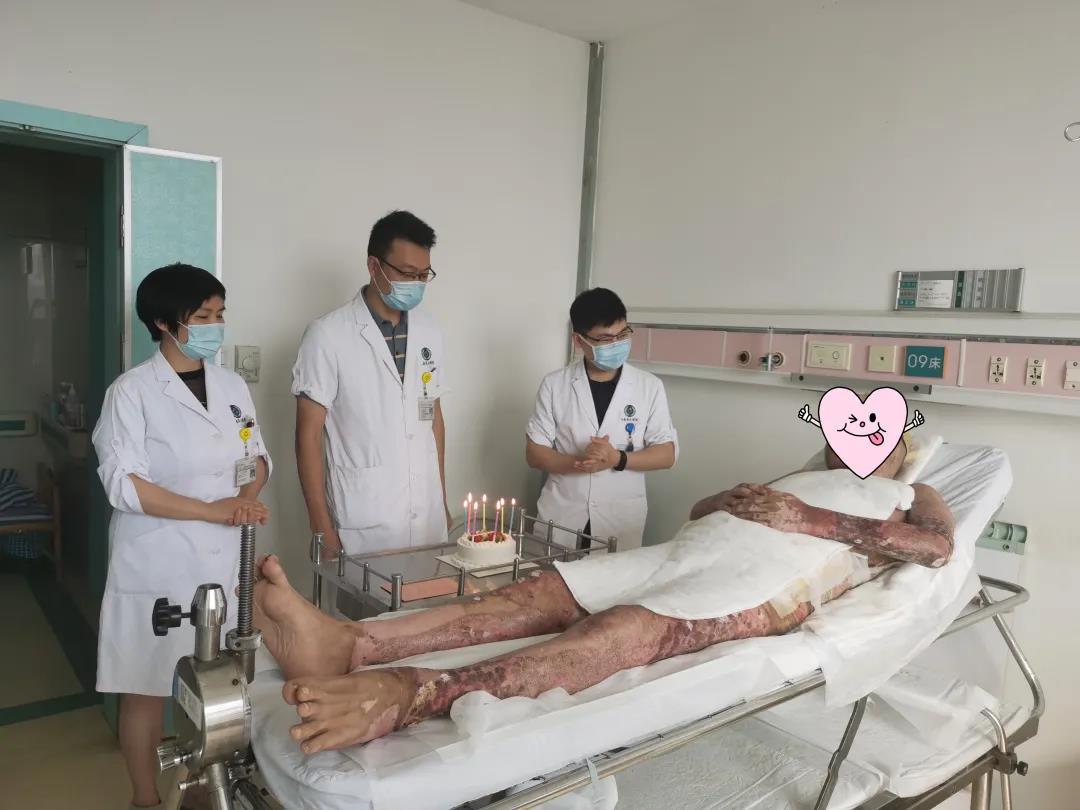 身在異鄉(xiāng)“撿回一條命”的他 度過(guò)了最難忘的一次生日(圖3)