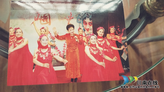 瀘州市老年大學(xué)教師張明秀：翩翩青衣吟校園(圖2)