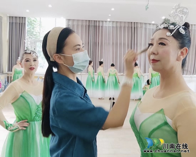 瀘州市老年大學(xué)教師鄧韜徐：“80后”老師教“4050后”學(xué)生(圖5)