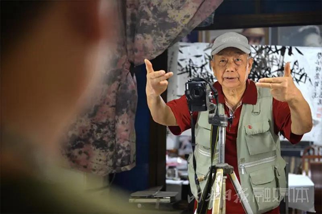 驚呆了！這位內(nèi)江人的鏡頭中，曾留下國(guó)內(nèi)眾多名人的身影(圖13)