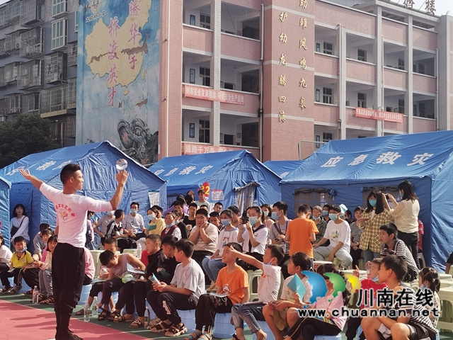 《愛(ài)的家園》歡聲笑語(yǔ)勵(lì)人心！瀘縣文藝輕騎兵走進(jìn)福集鎮(zhèn)地震災(zāi)區(qū)(圖1)