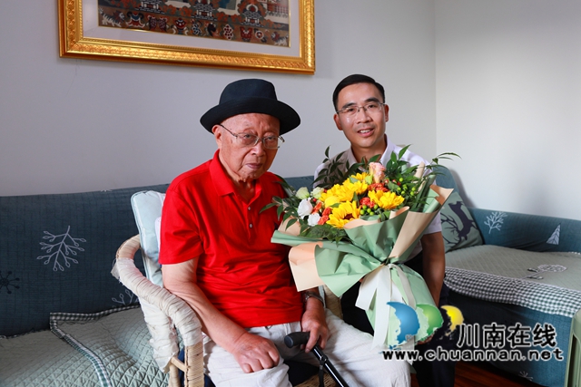 合江縣長(zhǎng)王波看望慰問(wèn)合江籍著名作曲家羅念一(圖1)