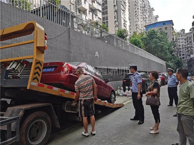 內(nèi)江交警發(fā)出警告：車輛亂停，拖走“巡游”！